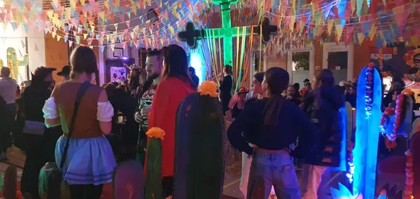 Halloween Party — Día de los Muertos 12